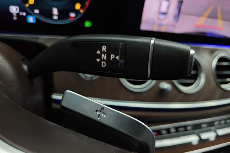 Used Mercedes-Benz E-Class 2023 Updated E 300 L Luxury Edition Gear Lever