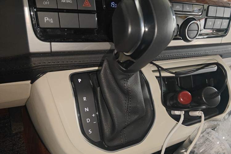 Used Volkswagen Caravelle 2017 2.0 TSI 4x4 Luxury Edition 7-Seater
