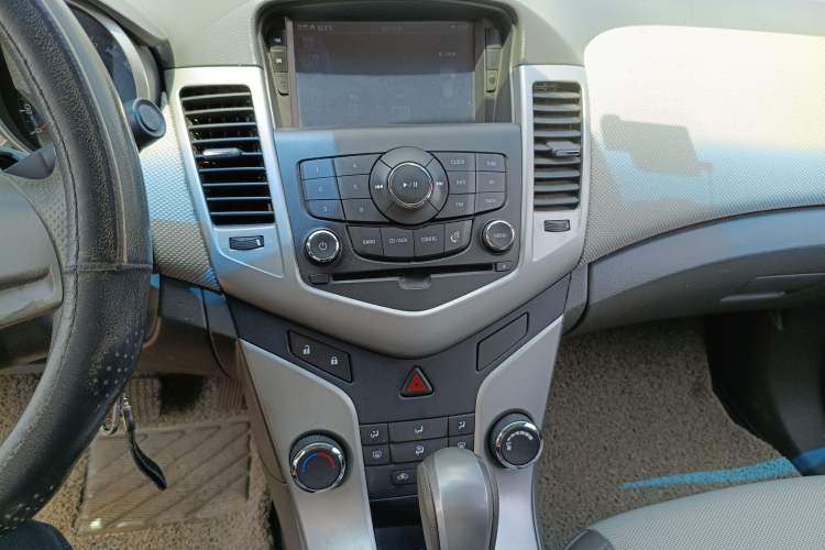 Used Chevrolet Cruze 2013 1.8L SE AT Audio And AC Panel