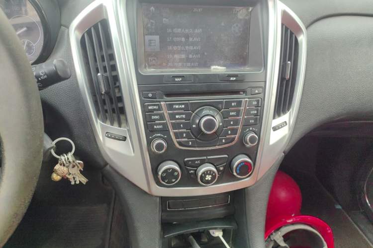 Used JMC Yusheng S350 2013 2.0T Manual 4x4 Gasoline Luxury Edition 5 Seats Audio And AC Panel