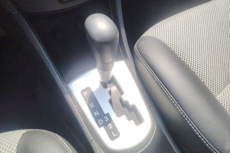 Used Hyundai Verna Ray 2014 1.4L Automatic GLX Gear Lever