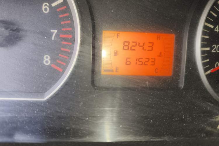 Used FORTHING Lingzhi 2014 V3 1.5L 7-Seater Standard Model II Odometer Close Up