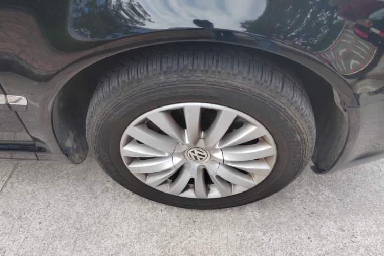 Used Volkswagen Phaeton 2012 3.0L Business Edition Right Front Wheel Hub
