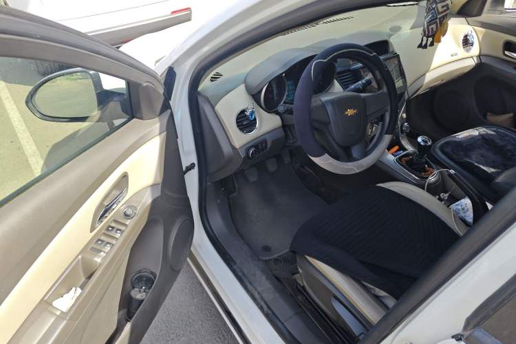 Used Chevrolet Cruze 2015 1.5L Classic SE MT Driver Seat