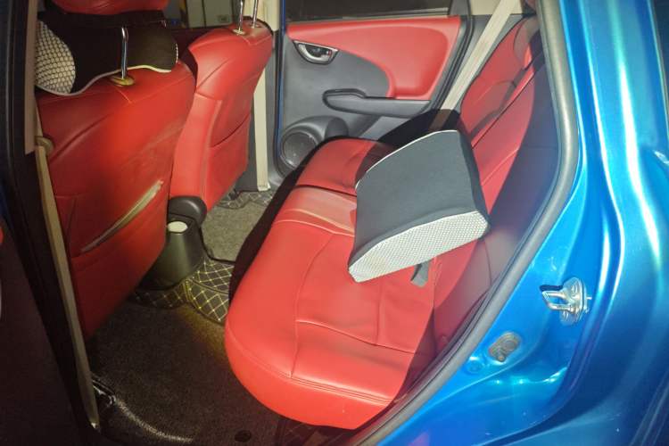 Used Honda Fit 2011 1.5L manual luxury version
