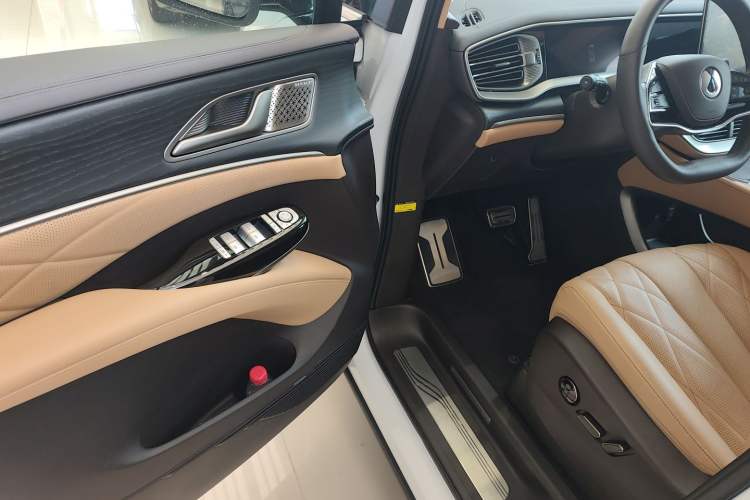 Used Denza D9 2025 DM-i Intelligent Drive 1020 Four-Wheel Drive Flagship Model Driver Seat