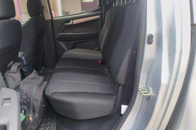 Used Isuzu D-MAX 2015 2.5T Two-Wheel Drive Automatic High-Performance Elite Version 4JK1 Left Rear Seat