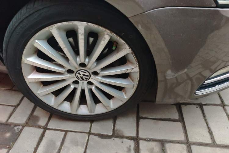 Used Volkswagen Magotan 2013 1.8TSI Premier Model Right Front Wheel Hub