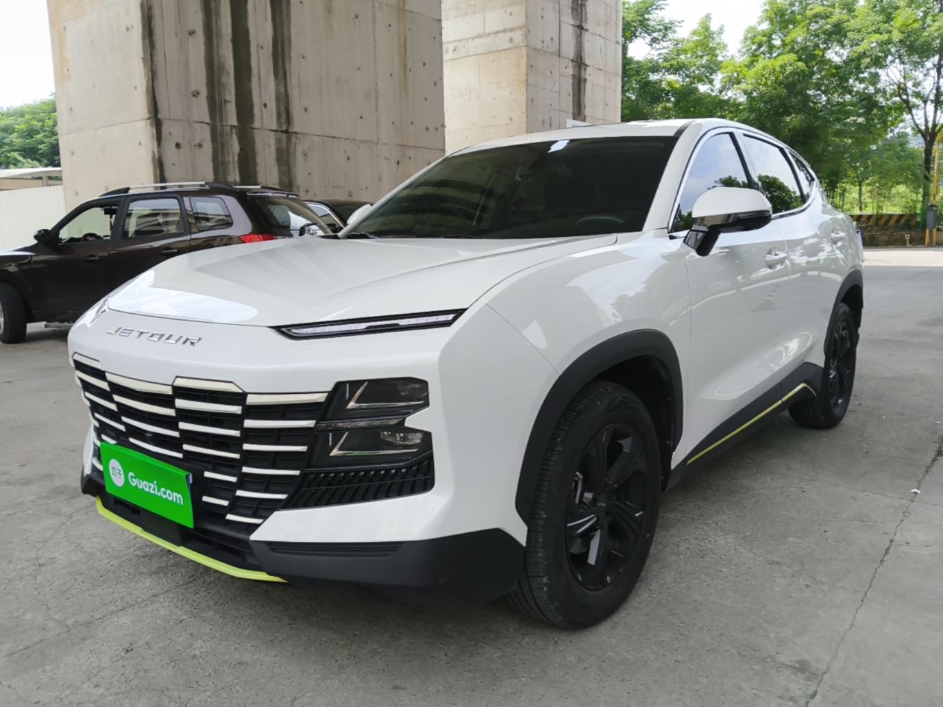 Под передней частью автомобиля