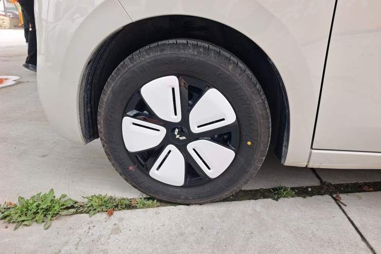 Used Wuling Hongguang MINIEV 2025 Four-Door Version Advanced Edition Left Front Wheel Hub