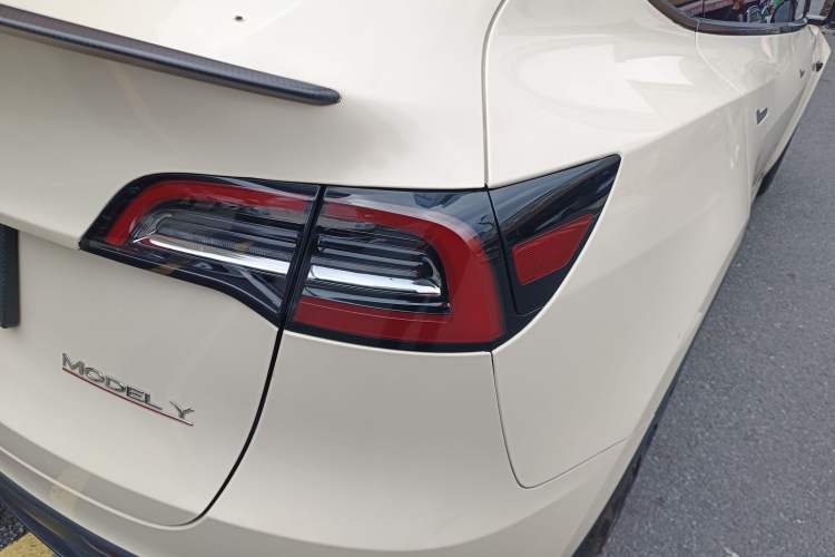 Used Tesla Model Y 2023 High-Performance All-Wheel-Drive Version
