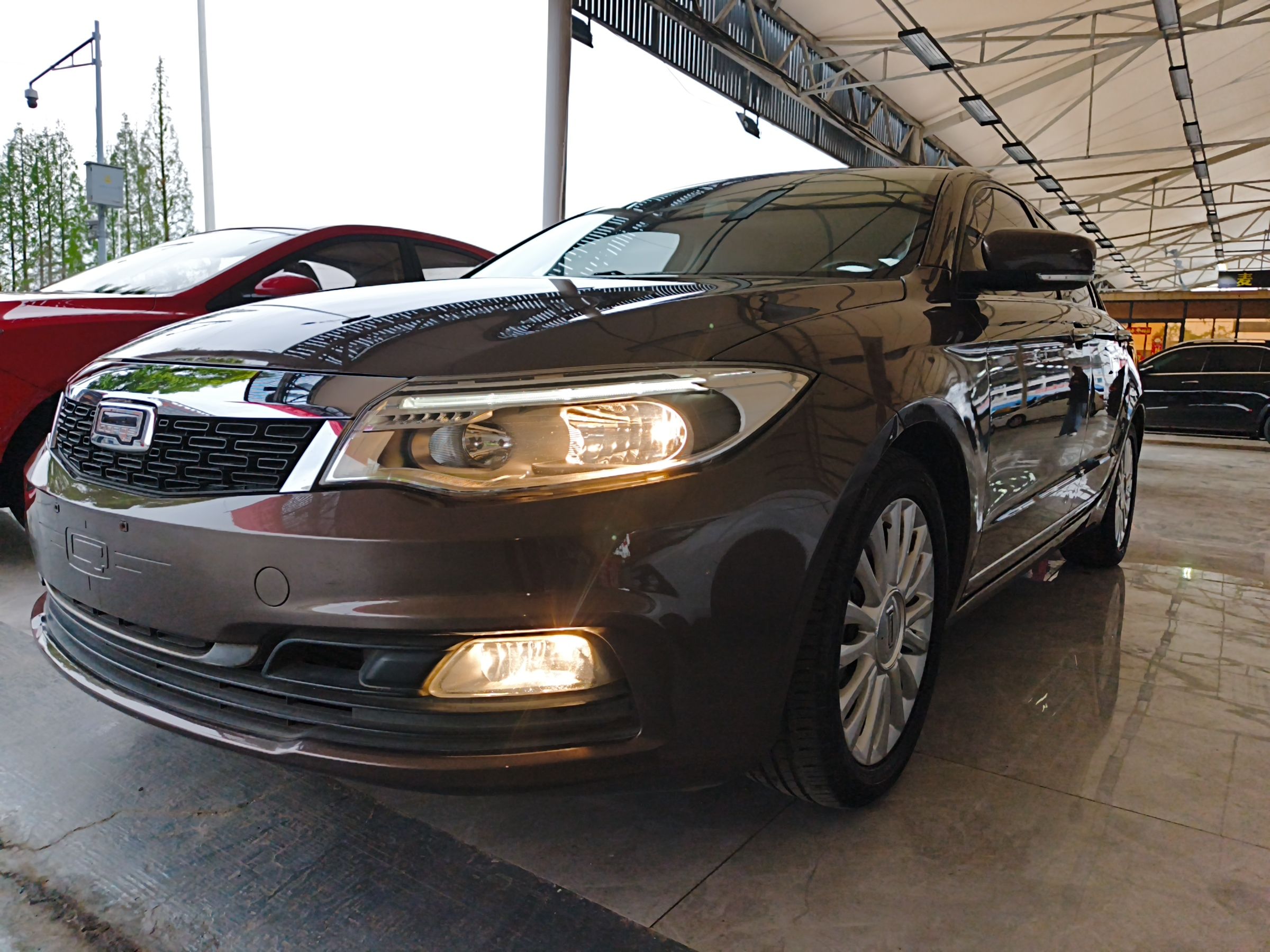 Под передней частью автомобиля