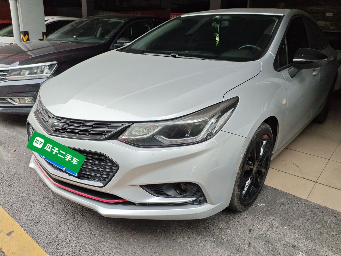 Под передней частью автомобиля