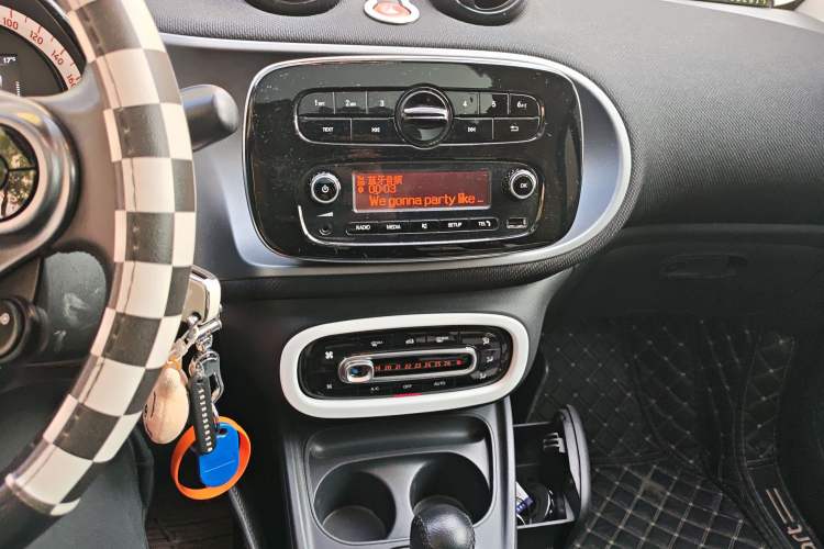 Used smart fortwo 2015 1.0L 52 kW Hardtop Passion Edition Audio And AC Panel