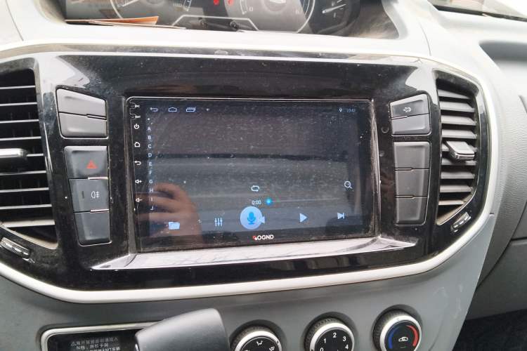 Used SAIC MAXUS Xintu V80 2023 2.0T AMT Classic City Distribution King Short Wheelbase Mid-Roof 3-Seater