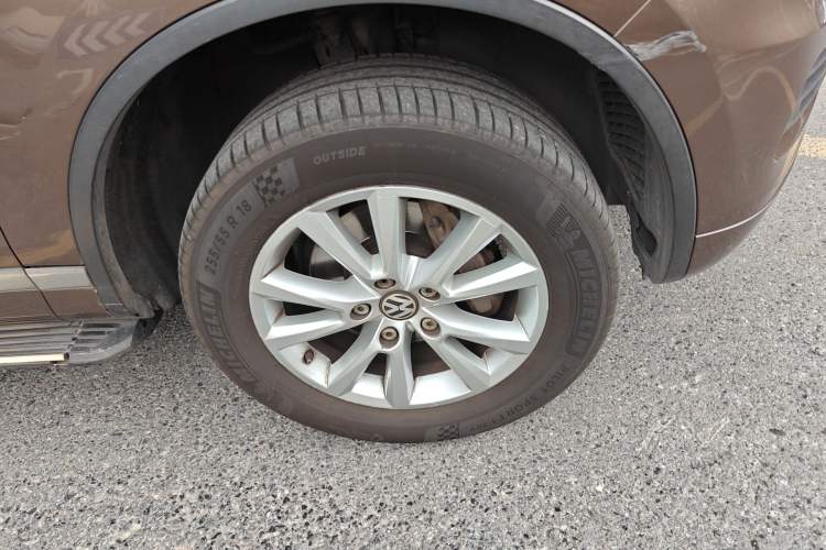 Used Volkswagen Touareg 2011 3.0 TSI High-End Version Right Front Wheel Hub