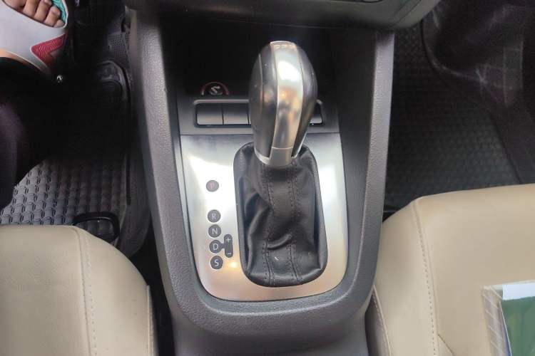 Used Volkswagen Sagitar 2014 1.4TSI Automatic Luxury Model Gear Lever