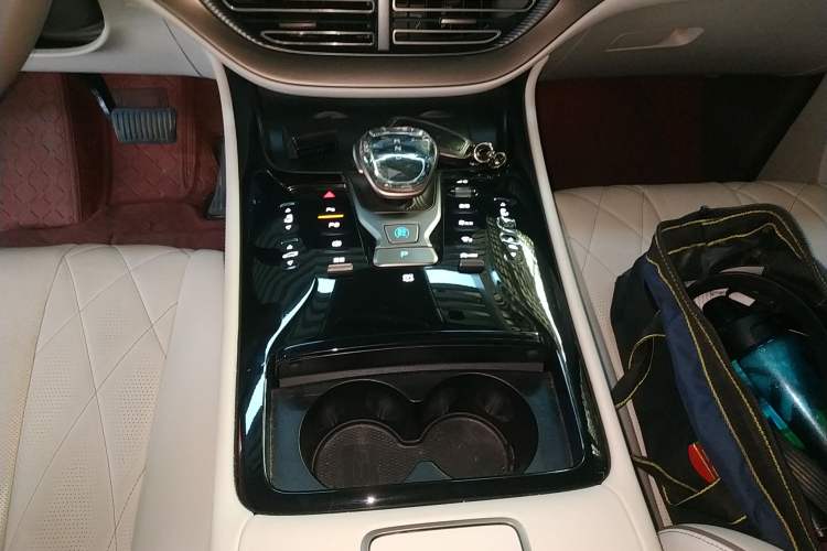 Used Denza D9 2022 EV 600 Four-Wheel Drive Prestige Model Gear Lever