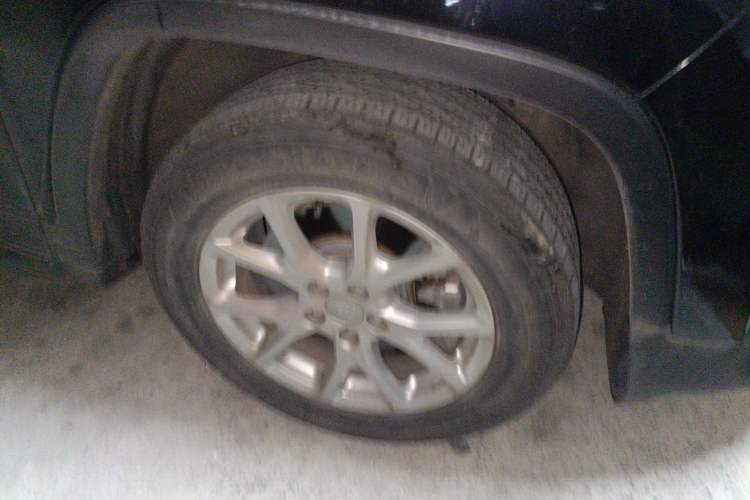 Used Jeep Cherokee 2017 2.0L Superior Edition Right Front Wheel Hub