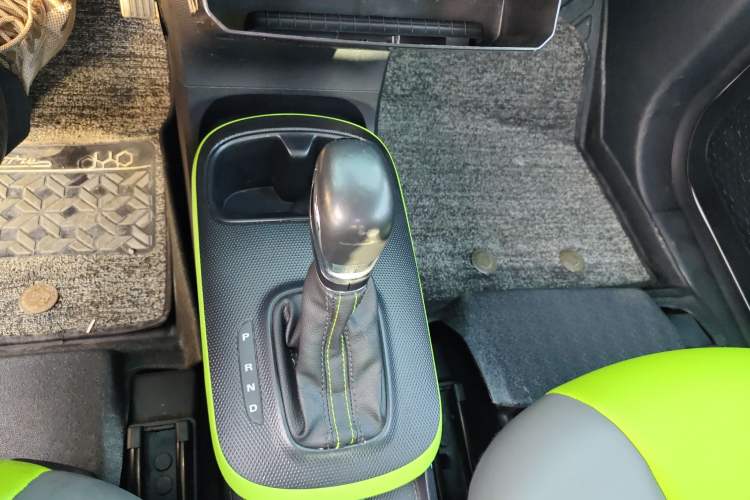 Used Roewe Clever 2021 302 km New Four-Seater Super-Efficient Version Gear Lever