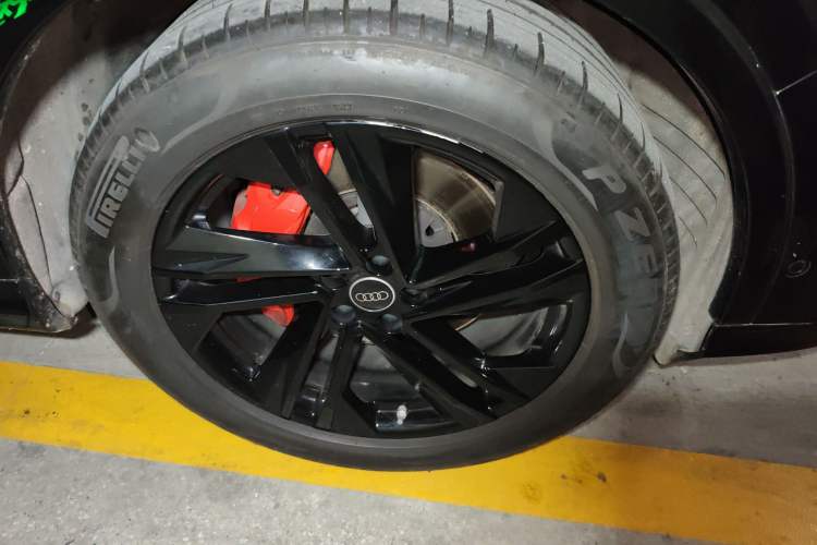 Used Audi Q7 2023 45 TFSI quattro S line Sport model Right Front Wheel Hub