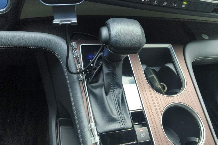 Used Toyota Granvia 2023 2.5L Hybrid Comfort Edition Gear Lever