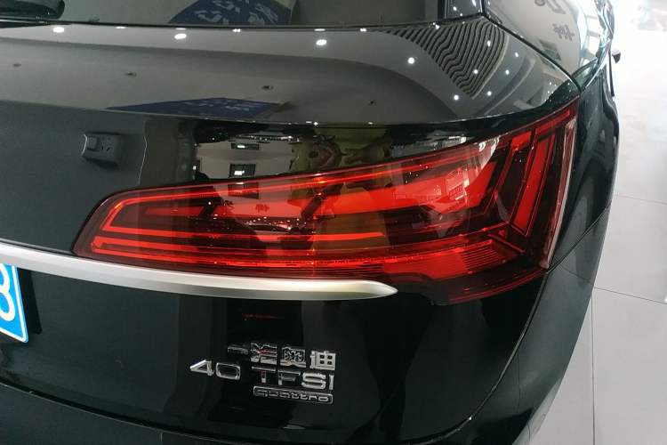 Used Audi Q5L 2022 40T Fashionable and Elegant Model Right Rear Taillight