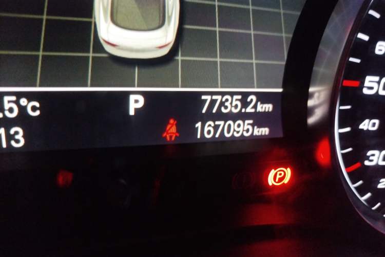 Used Audi A7 2013 30 FSI Standard Edition Odometer Close Up