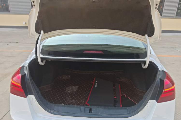 Used Geely Auto Emgrand 2019 Leading Edition 1.5L Manual Luxury Model China VI Standard Trunk