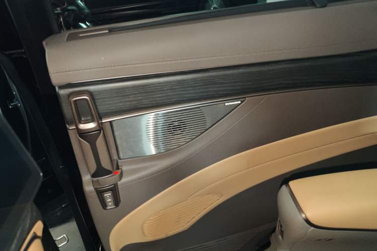 Used Denza D9 2024 DM-i 980 Four-Wheel Drive Prestige Model
