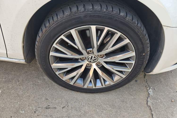 Used Volkswagen FAW-Volkswagen CC 2015 2.0 TSI Ultimate Model Right Front Wheel Hub