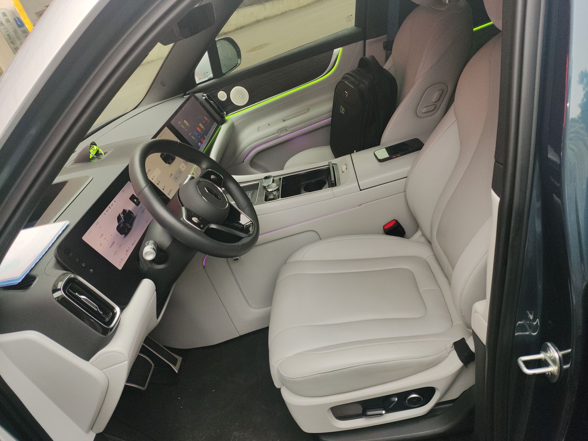 المقاعد الأمامية داخل السيارة