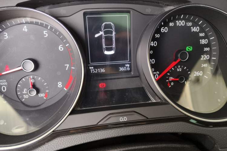 Used Volkswagen Magotan 2017 330TSI DSG Luxury Model Odometer Close Up