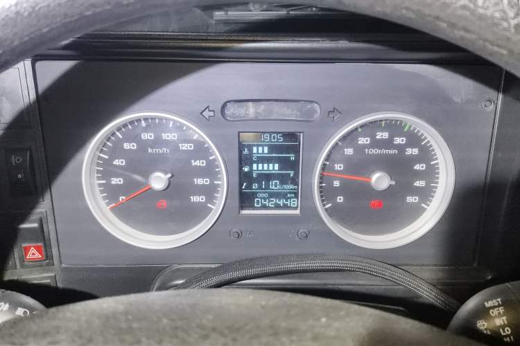 Used Iveco Daily 2020 2.5T A35 Passenger Van with Dual Tires Low Roof 5-9 Seats China V Emission Standard
