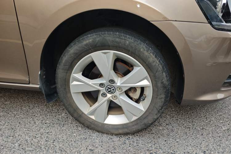 Used Volkswagen Bora 2014 1.6L Automatic Comfort Model Right Front Wheel Hub