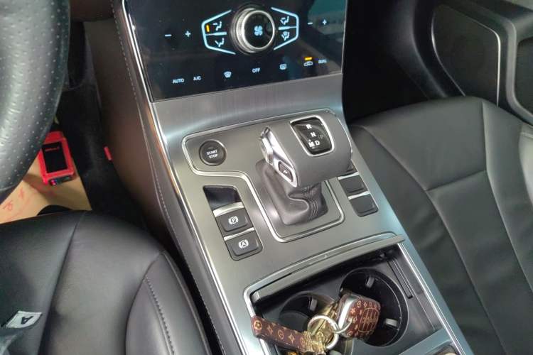 Used Hongqi H5 2022 Classic Model 1.8T Automatic Smart Connect Flagship Edition Gear Lever