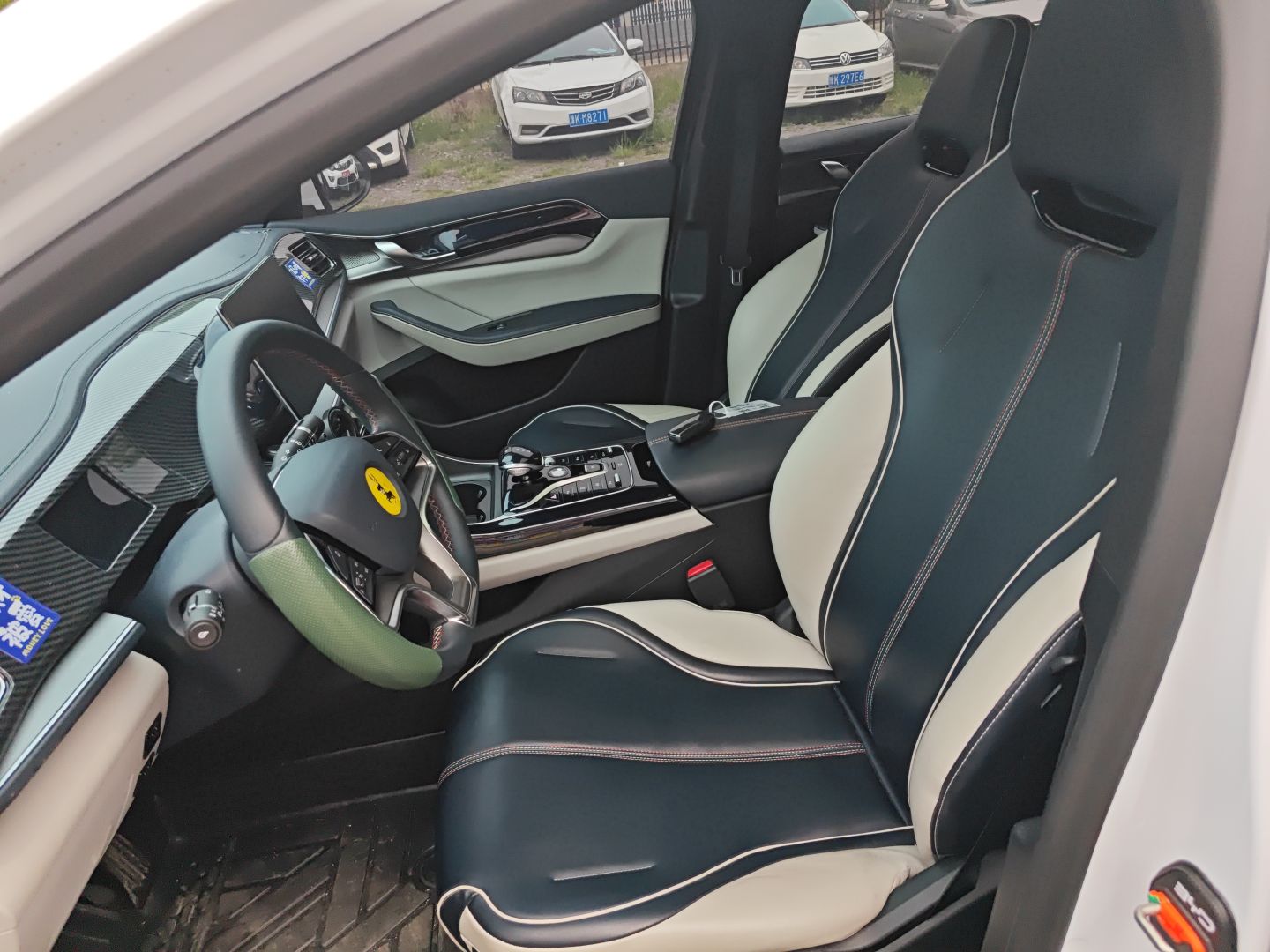 المقاعد الأمامية داخل السيارة