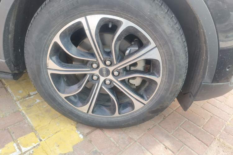 Used Lincoln Nautilus 2023 2.0T All-Wheel-Drive Luxury Edition Right Front Wheel Hub