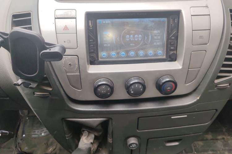 Used SAIC MAXUS Xintu V80 2016 2.5T Manual Aoyuntong National IV Short Wheelbase Mid-Roof 6-Seater Audio And AC Panel