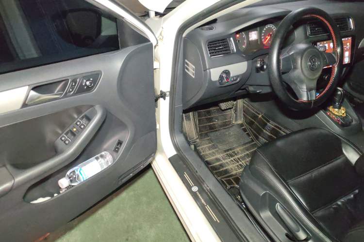 Used Volkswagen Sagitar 2012 1.6L Automatic Comfort Edition Driver Seat