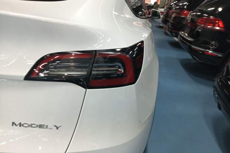 Used Tesla Model Y 2021 Long-Range All-Wheel-Drive Version
