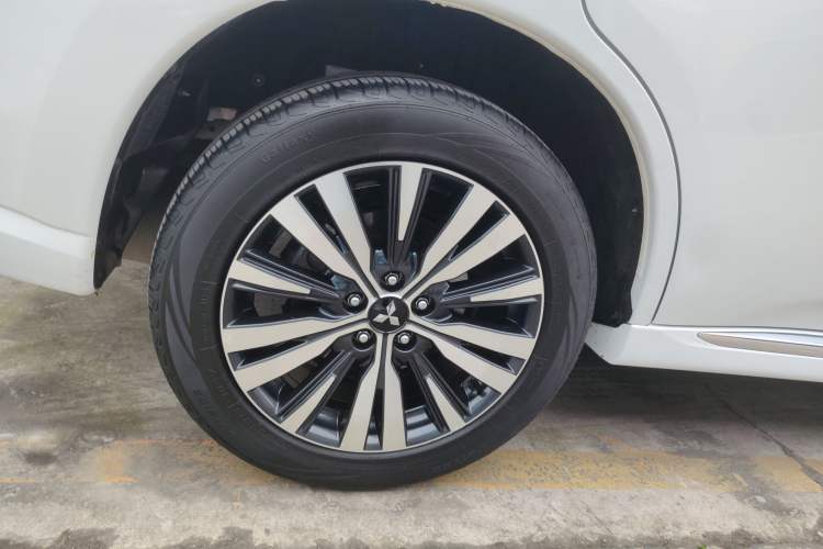 Used Mitsubishi Outlander 2021 Revised Version 2.0L Two-Wheel Drive Comfort Edition 5 Seats Right Rear Wheel Hub