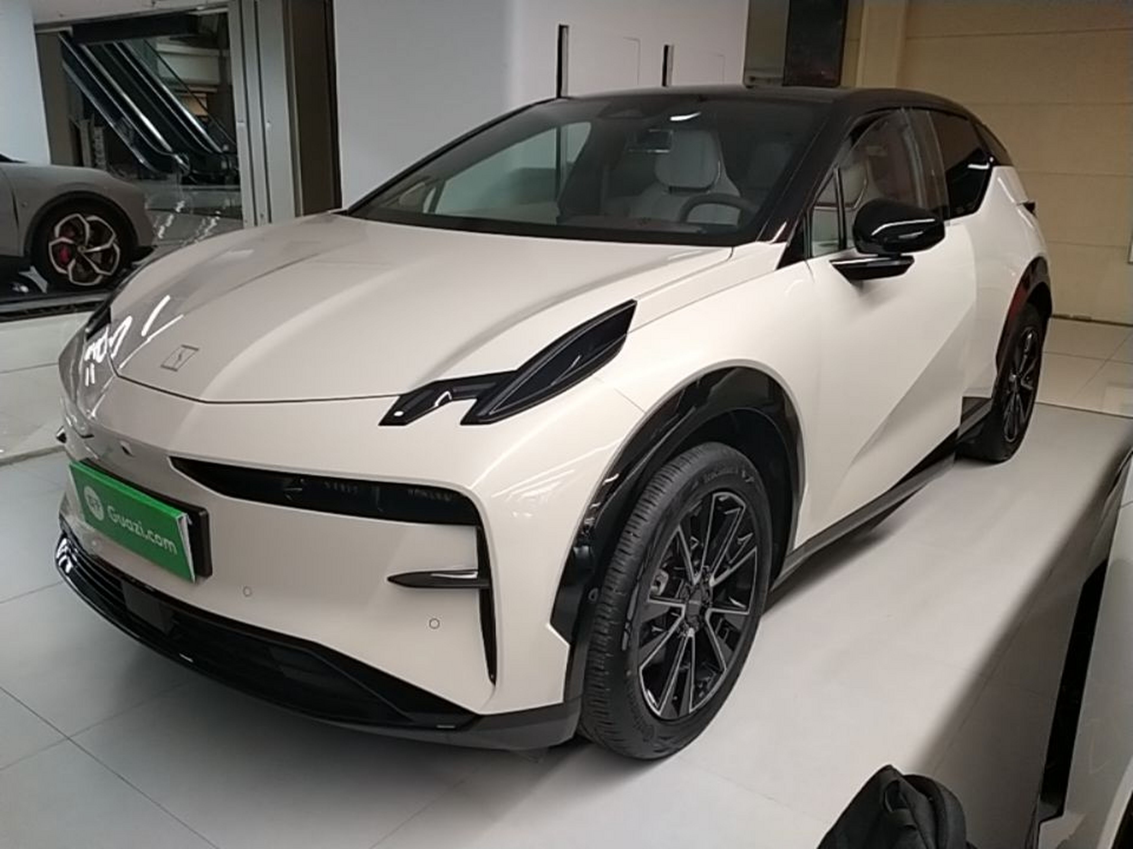 Unter der Vorderseite des Autos