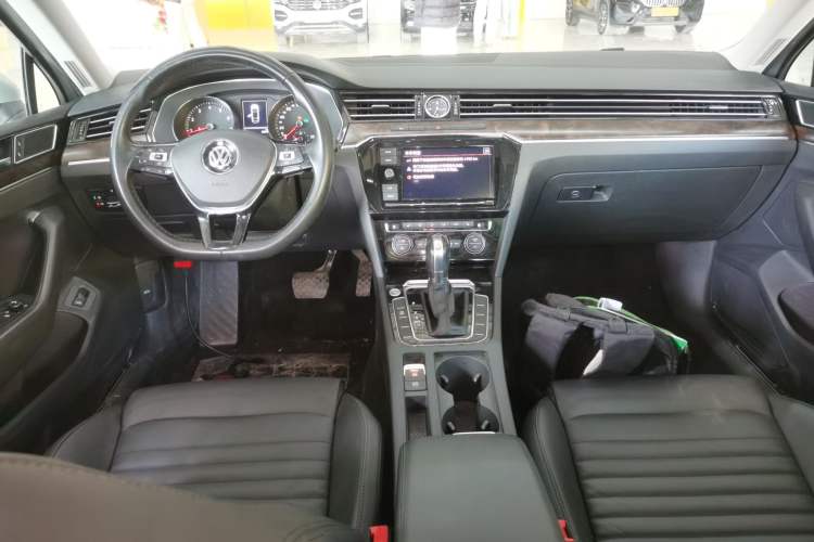 Used Volkswagen Magotan 2019 330TSI DSG Luxury Version China VI Standard Center Console