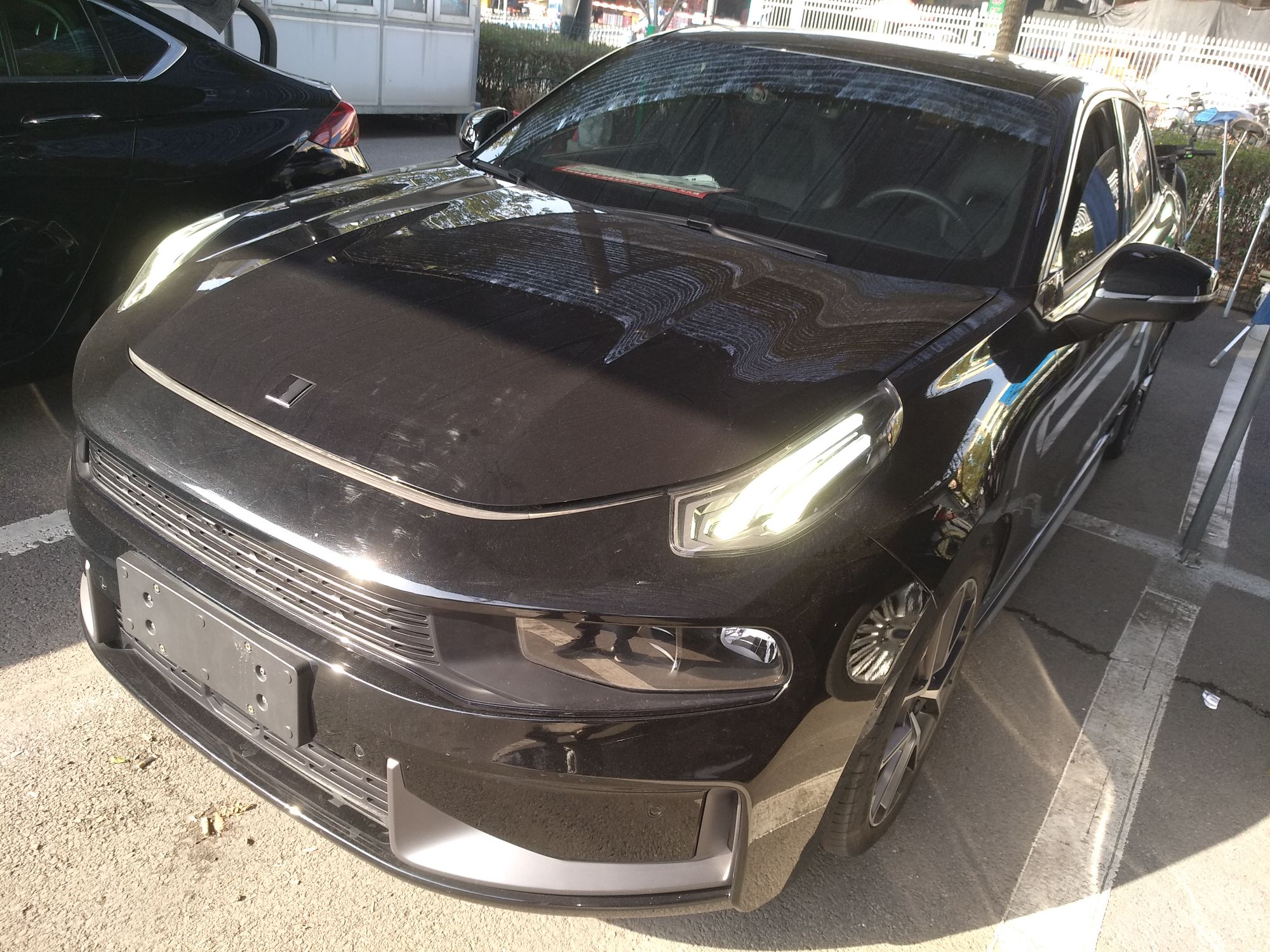 Под передней частью автомобиля