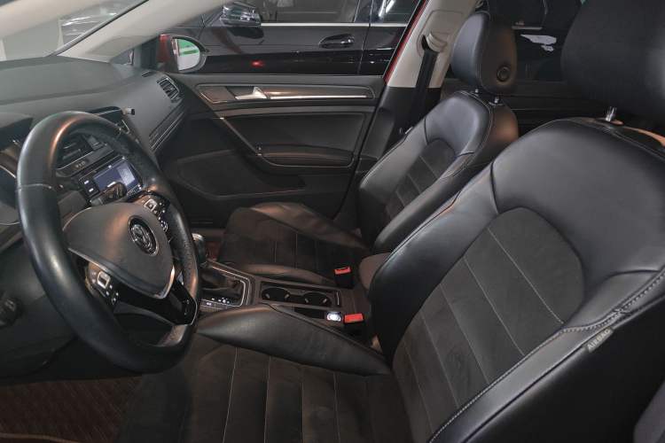 Used Volkswagen Golf 2018 230TSI Automatic Luxury Version
