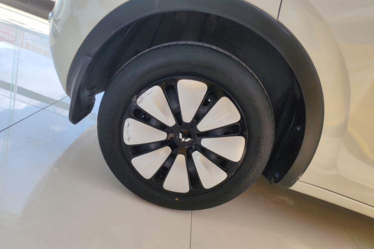 Used Wuling Bingo 2024 333 km Lingxi Connected Version Right Rear Wheel Hub