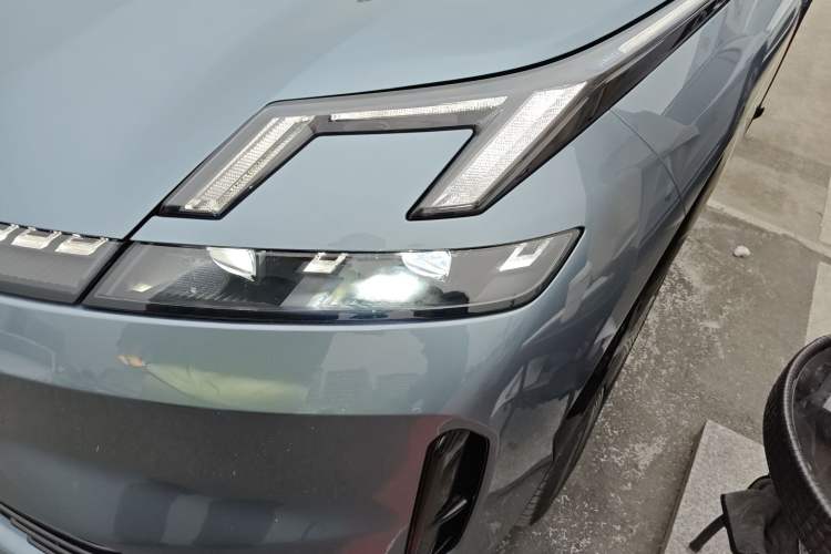 Used Lynk & Co 08 EM-P 2025 220 km All-Wheel-Drive Performance Halo Left Front Headlight