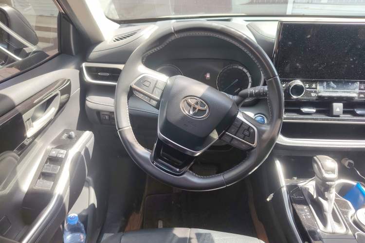 Used Toyota Highlander 2022 Dual-Engine 2.5L Four-Wheel Drive Prestige Version 7 Seats Steering Wheel