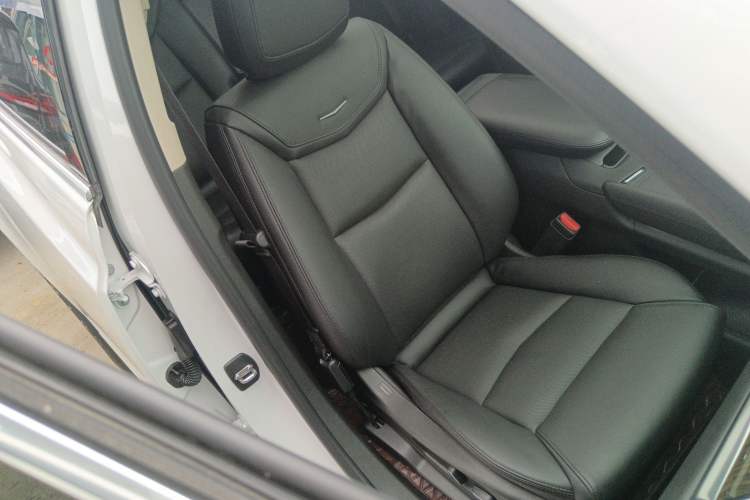 Used Cadillac XT5 2018 25T Luxury Model Right Front Seat